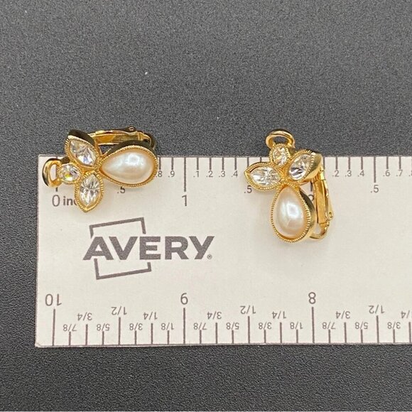 Avon Vintage Angel Pearl and Gold Tone Clip On Earrings - Picture 4 of 11